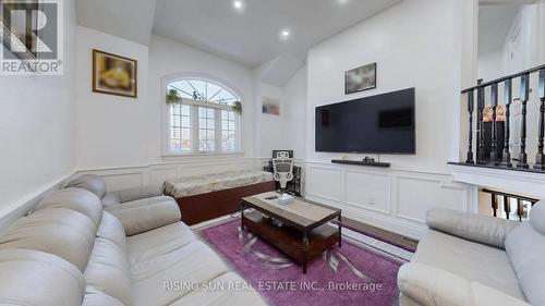 20 Bramoak Crescent, Brampton, ON - Indoor Photo Showing Living Room