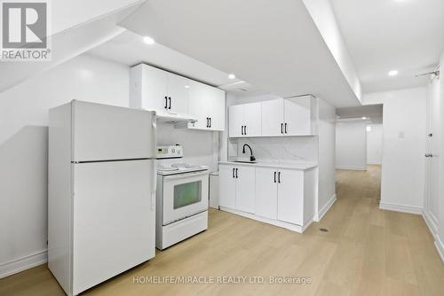 3684 Ellengale Drive, Mississauga, ON - Indoor Photo Showing Kitchen