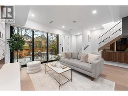 1 275 W 17TH AVENUE  Vancouver, BC V5Y 1Z9