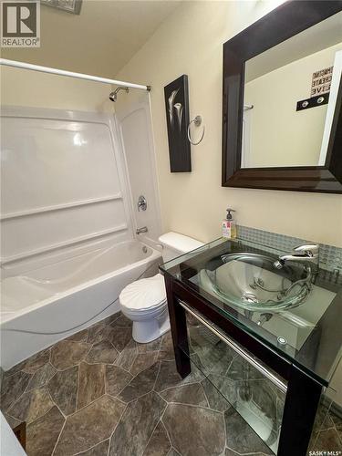 520 Bray Street E, Swift Current, SK - Indoor Photo Showing Bathroom