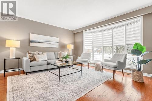 581 Braemore Road, Burlington, ON - Indoor Photo Showing Living Room