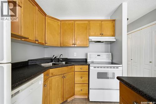 4110 Buckingham Drive E, Regina, SK - Indoor Photo Showing Kitchen With Double Sink