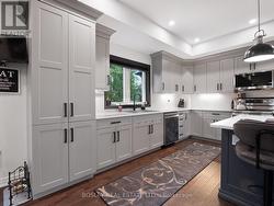 Plenty of cabinetry - 