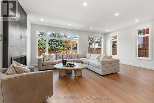 493 Highcroft Avenue, Ottawa, ON - Indoor Photo Showing Living Room