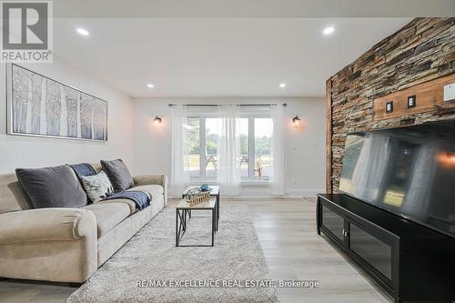 14812 Centreville Creek Road, Caledon, ON - Indoor Photo Showing Living Room