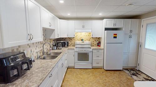 50-1401 30Th Avenue, Cranbrook, BC - Indoor Photo Showing Kitchen With Double Sink