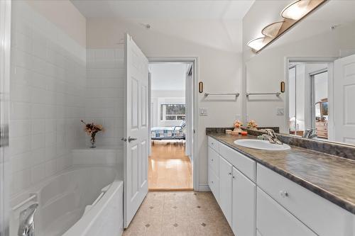 408-1961 Durnin Road, Kelowna, BC - Indoor Photo Showing Bathroom