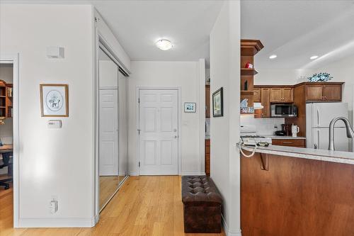 408-1961 Durnin Road, Kelowna, BC - Indoor Photo Showing Kitchen