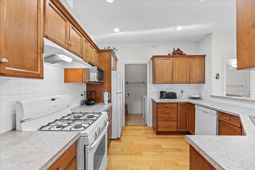 408-1961 Durnin Road, Kelowna, BC - Indoor Photo Showing Kitchen