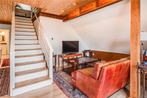 1148 Oscar St, Victoria, BC - Indoor