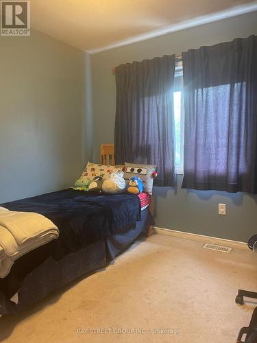 27 Newport Crescent, Hamilton, ON - Indoor Photo Showing Bedroom