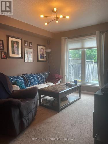 27 Newport Crescent, Hamilton, ON - Indoor Photo Showing Living Room