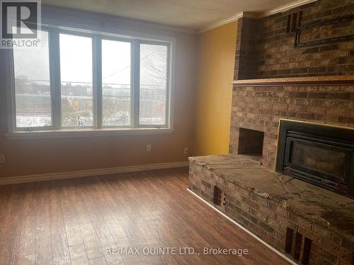 55 Connaught Avenue, London East (East G), ON - Indoor With Fireplace
