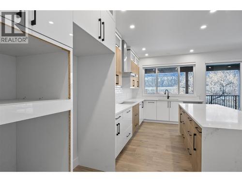 2850 Thompson Drive, Kamloops, BC - Indoor Photo Showing Kitchen With Upgraded Kitchen