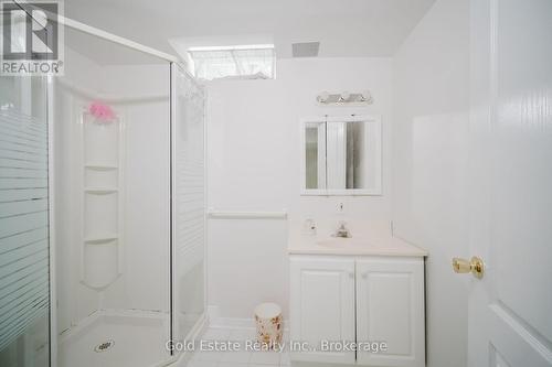1627 Samuelson Circle, Mississauga, ON - Indoor Photo Showing Bathroom