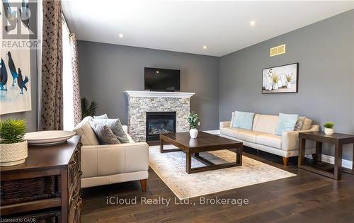 9305 Eagle Ridge Drive, Niagara Falls, ON - Indoor Photo Showing Living Room With Fireplace