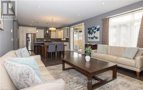 9305 Eagle Ridge Drive, Niagara Falls, ON - Indoor Photo Showing Living Room