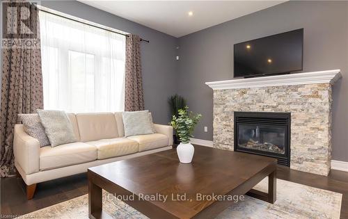 9305 Eagle Ridge Drive, Niagara Falls, ON - Indoor Photo Showing Living Room With Fireplace