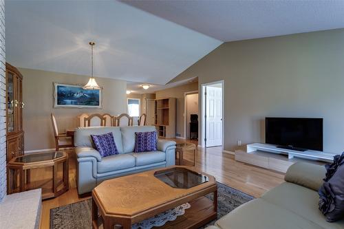 16-950 Lanfranco Road, Kelowna, BC - Indoor Photo Showing Living Room