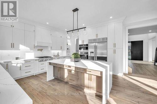 1377 Rometown Drive, Mississauga, ON - Indoor Photo Showing Kitchen With Upgraded Kitchen