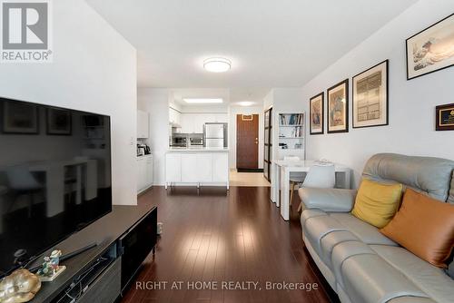 1611 - 2545 Erin Centre Boulevard, Mississauga (Central Erin Mills), ON - Indoor Photo Showing Living Room