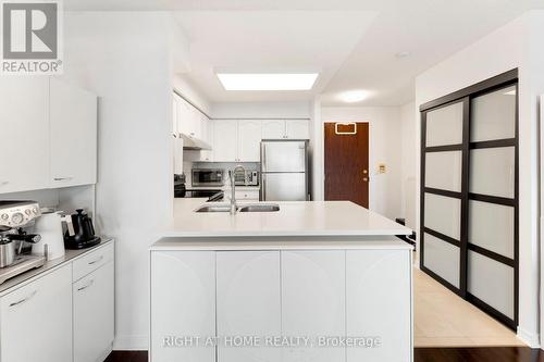 1611 - 2545 Erin Centre Boulevard, Mississauga (Central Erin Mills), ON - Indoor Photo Showing Kitchen With Double Sink