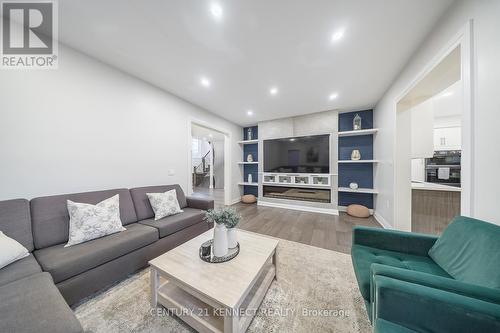 656 Kaiser Drive, Mississauga, ON - Indoor Photo Showing Living Room