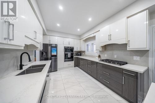 656 Kaiser Drive, Mississauga, ON - Indoor Photo Showing Kitchen With Double Sink With Upgraded Kitchen
