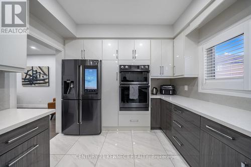 656 Kaiser Drive, Mississauga, ON - Indoor Photo Showing Kitchen