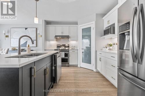 93 Benjamin Parkway, St. Thomas, ON - Indoor Photo Showing Kitchen With Double Sink With Upgraded Kitchen