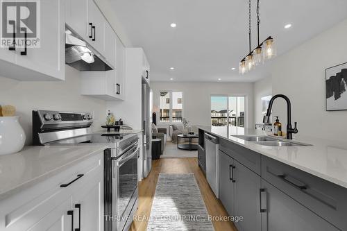 66 - 1595 Capri Crescent, London North (North S), ON - Indoor Photo Showing Kitchen With Double Sink With Upgraded Kitchen