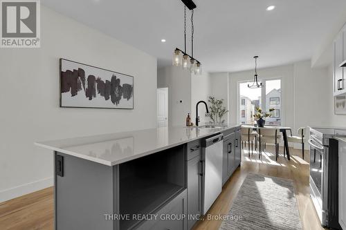 66 - 1595 Capri Crescent, London North (North S), ON - Indoor Photo Showing Kitchen With Upgraded Kitchen