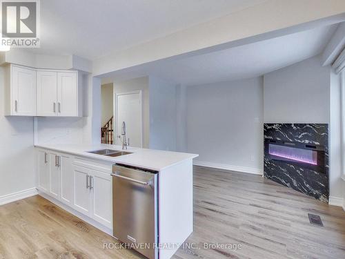 Open concept - 62 - 2350 Grand Ravine Drive, Oakville, ON - Indoor Photo Showing Kitchen With Double Sink