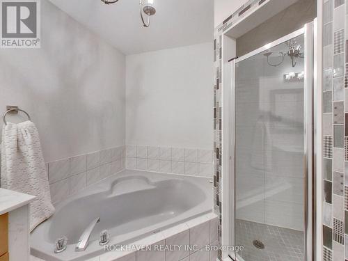 Corner soaking tub - 62 - 2350 Grand Ravine Drive, Oakville, ON - Indoor Photo Showing Bathroom