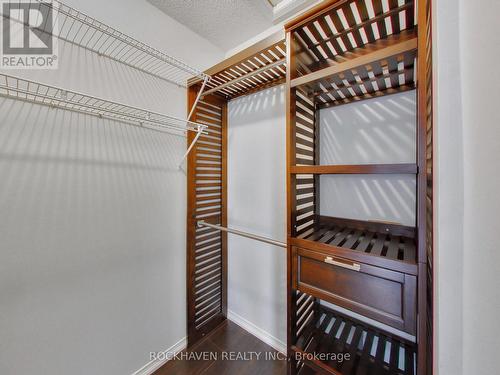 Walk-in closet - 62 - 2350 Grand Ravine Drive, Oakville, ON - Indoor