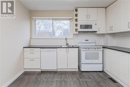 5479 Schueller Crescent, Burlington, ON - Indoor Photo Showing Kitchen With Double Sink