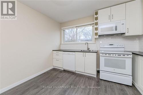 5479 Schueller Crescent, Burlington, ON - Indoor Photo Showing Kitchen With Double Sink