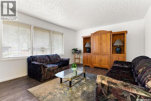 1020 9Th Avenue E, Regina, SK - Indoor Photo Showing Living Room