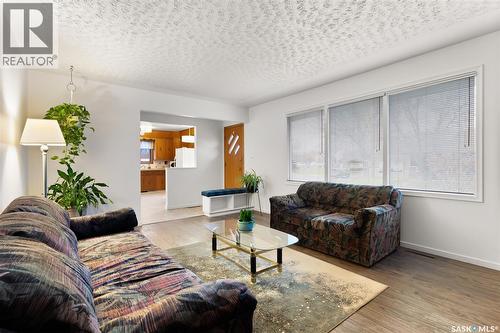 1020 9Th Avenue E, Regina, SK - Indoor Photo Showing Living Room