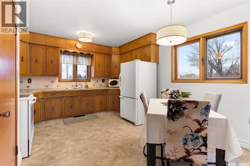 1020 9Th Avenue E, Regina, SK - Indoor Photo Showing Kitchen