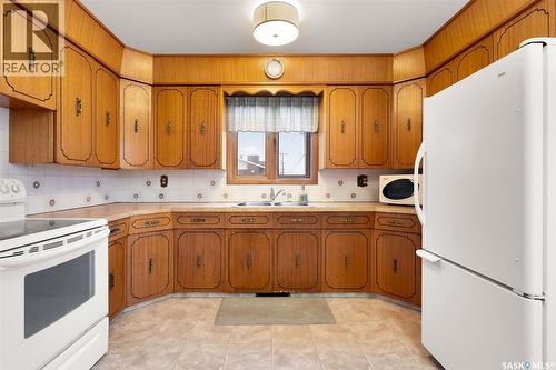 1020 9Th Avenue E, Regina, SK - Indoor Photo Showing Kitchen With Double Sink