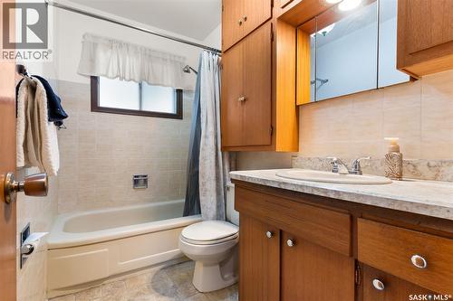1020 9Th Avenue E, Regina, SK - Indoor Photo Showing Bathroom