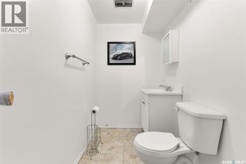 1020 9Th Avenue E, Regina, SK - Indoor Photo Showing Bathroom