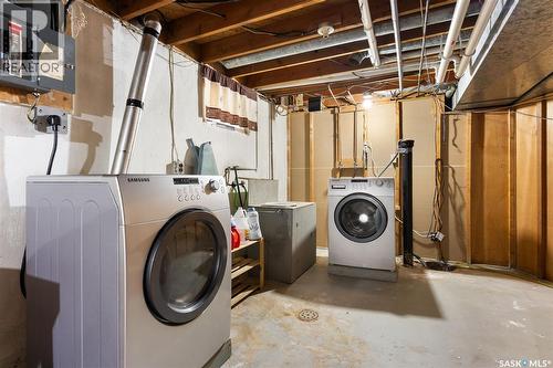 1020 9Th Avenue E, Regina, SK - Indoor Photo Showing Laundry Room