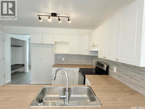 538 Carter Way, Saskatoon, SK - Indoor Photo Showing Kitchen With Double Sink