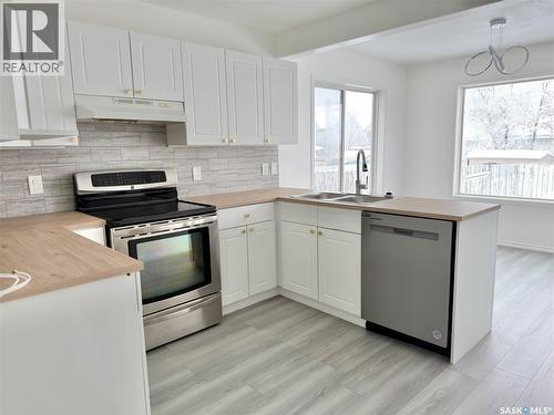 538 Carter Way, Saskatoon, SK - Indoor Photo Showing Kitchen With Double Sink