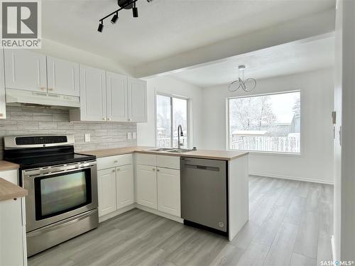 538 Carter Way, Saskatoon, SK - Indoor Photo Showing Kitchen With Double Sink
