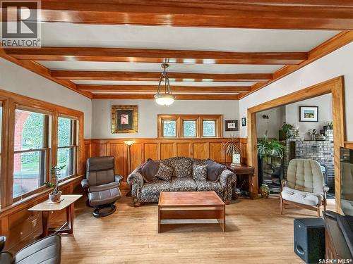 735 Sidney Street E, Swift Current, SK - Indoor Photo Showing Living Room