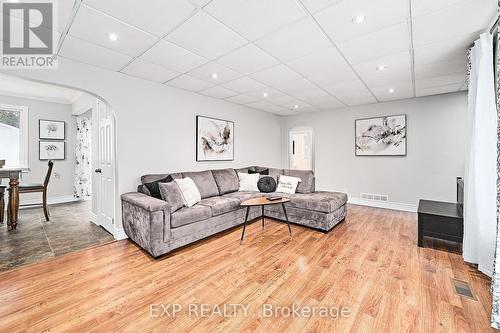 17 Eastwood Avenue N, Oshawa (Samac), ON - Indoor Photo Showing Living Room