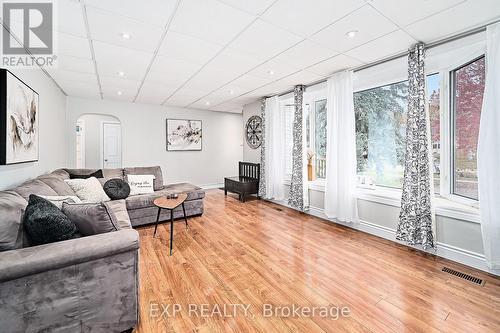 17 Eastwood Avenue N, Oshawa (Samac), ON - Indoor Photo Showing Living Room